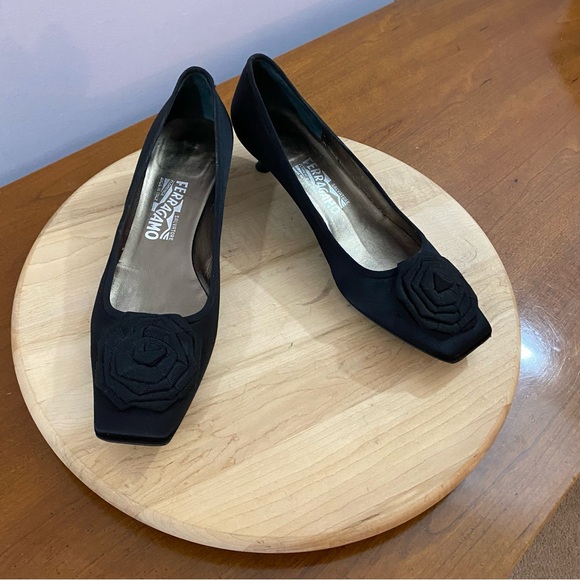 Salvatore Ferragamo Boutique Black Satin Leather Flower Pumps Heels Sz 9.5 B Y2K - Picture 2 of 13